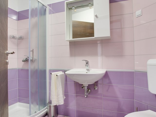 Ljubičasti studio apartman