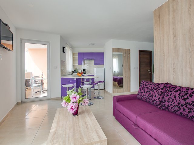 Ljubičasti studio apartman