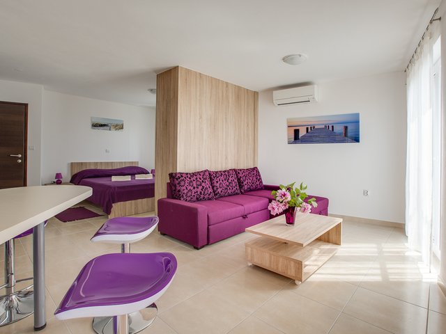 Ljubičasti studio apartman